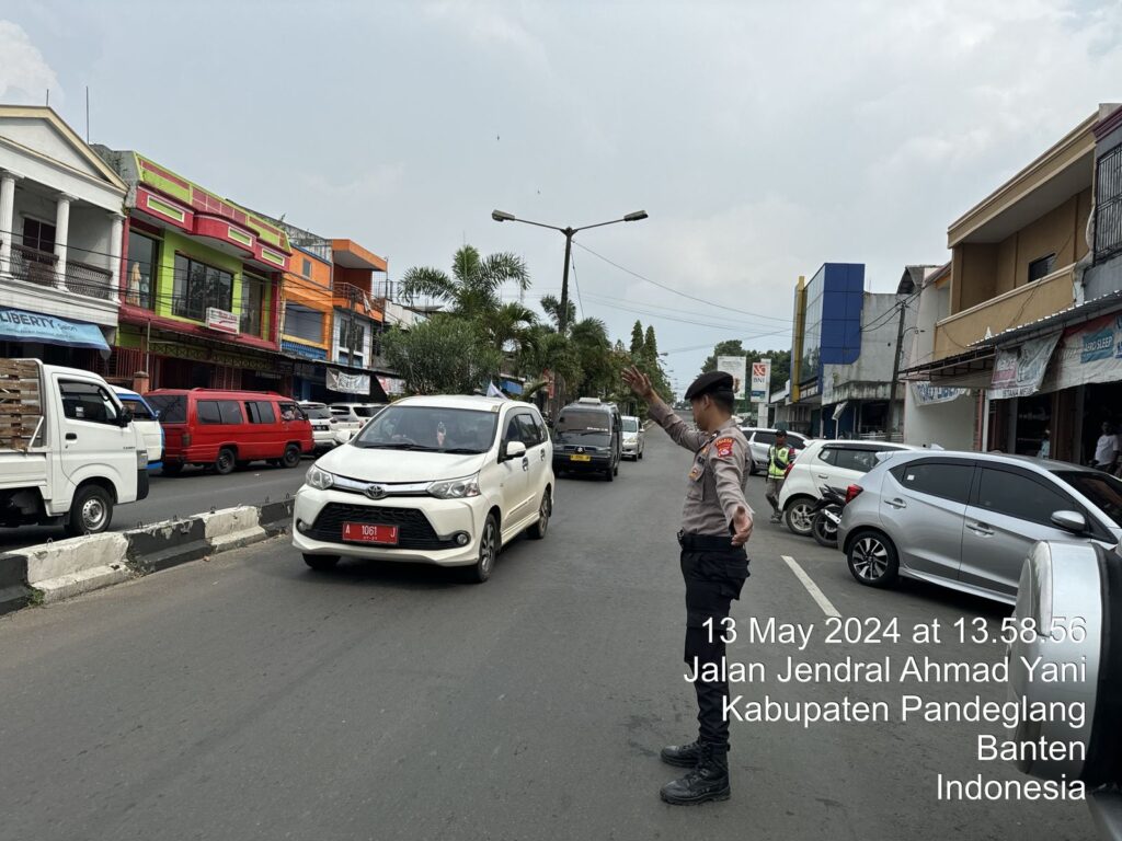 Sat Samapta Polres Pandeglang Menggelar Pengaturan Lalulintas di Pasar Badak 1 WhatsApp Image 2024 05 13 at 17.51.01