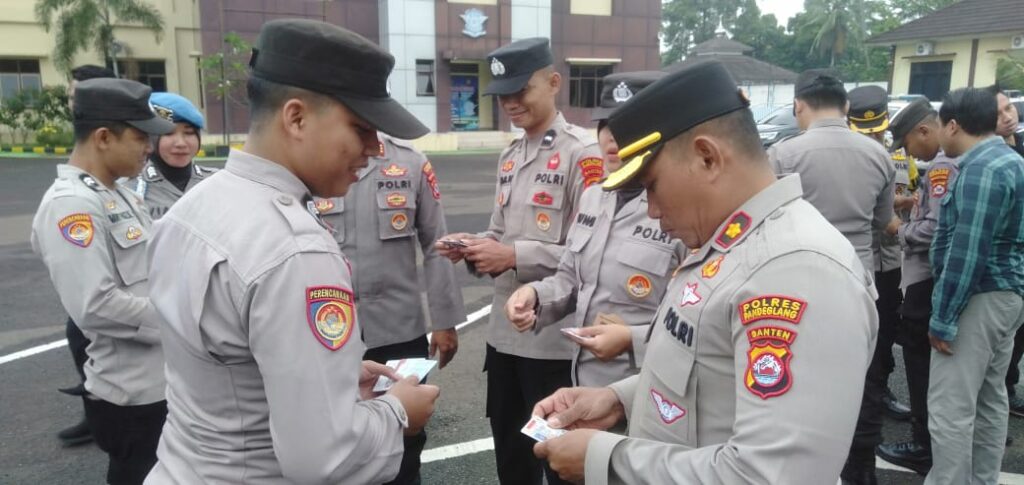 Polres Pandeglang Gelar Kegiatan Gaktiblin untuk Memperhatikan Sikap dan Kelengkapan Personil 4 WhatsApp Image 2024 05 14 at 07.36.01