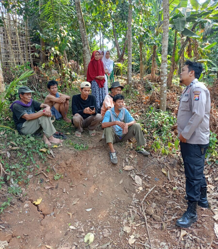 Polsek Bojong Polres Pandeglang Sambangi Warga Binaan di Desa Cijakan 9 WhatsApp Image 2024 05 14 at 14.48.24