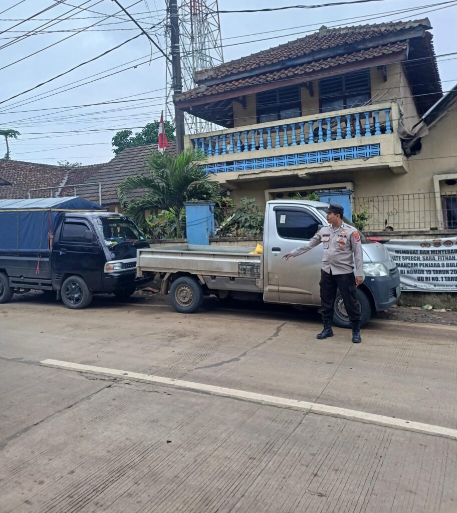 Polsek Bojong Polres Pandeglang Menggelar Kegiatan Pengaturan Lalulintas di Pasar Bojong 2 WhatsApp Image 2024 05 14 at 14.48.36