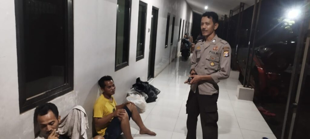 Personil Polsek Bojong Polres Pandeglang Gelar Sambang Dialogis Malam Hari untuk Antisipasi Tindak Kriminal 10 WhatsApp Image 2024 05 14 at 14.48.57