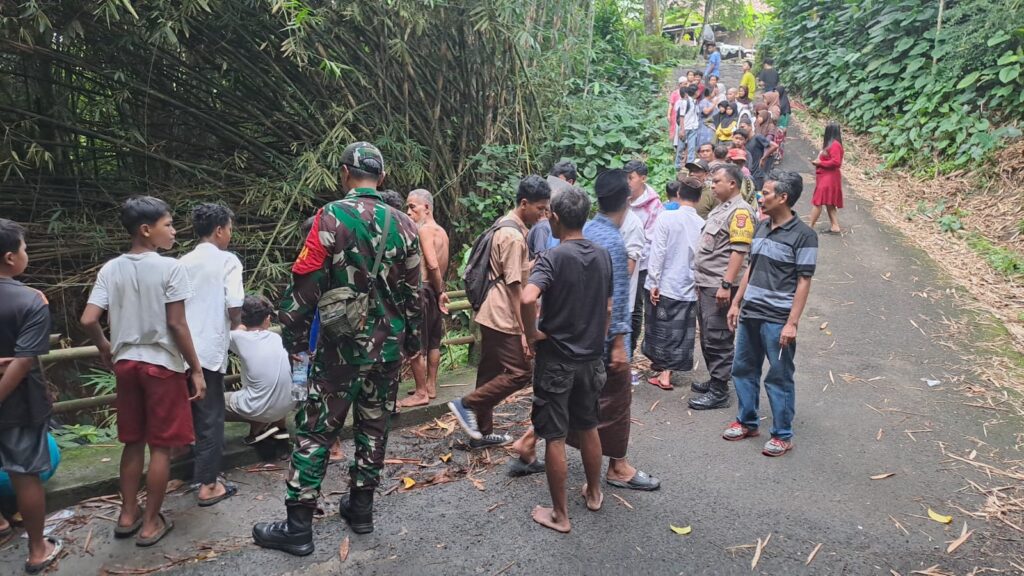 Bhabinkamtibmas Polsek Cadasari Bantu Evakuasi Dramatis Kendaraan Pickup yang Masuk Sungai di Kp. Cigadung 2 WhatsApp Image 2024 05 14 at 17.25.49