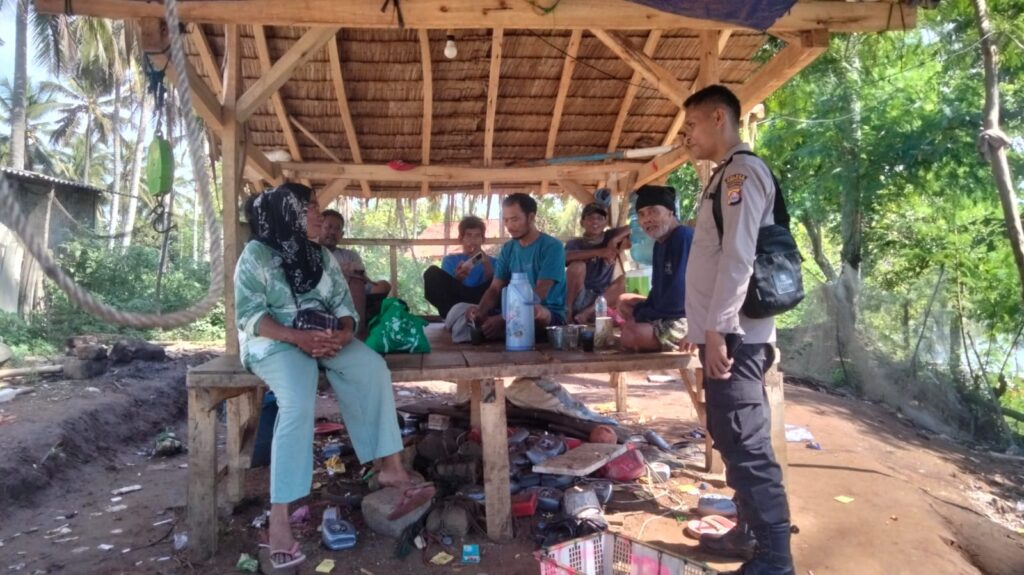 Polsek Cikeusik Rutin Patroli Siang untuk Cegah Gangguan Kamtibmas 3 WhatsApp Image 2024 05 14 at 18.12.37