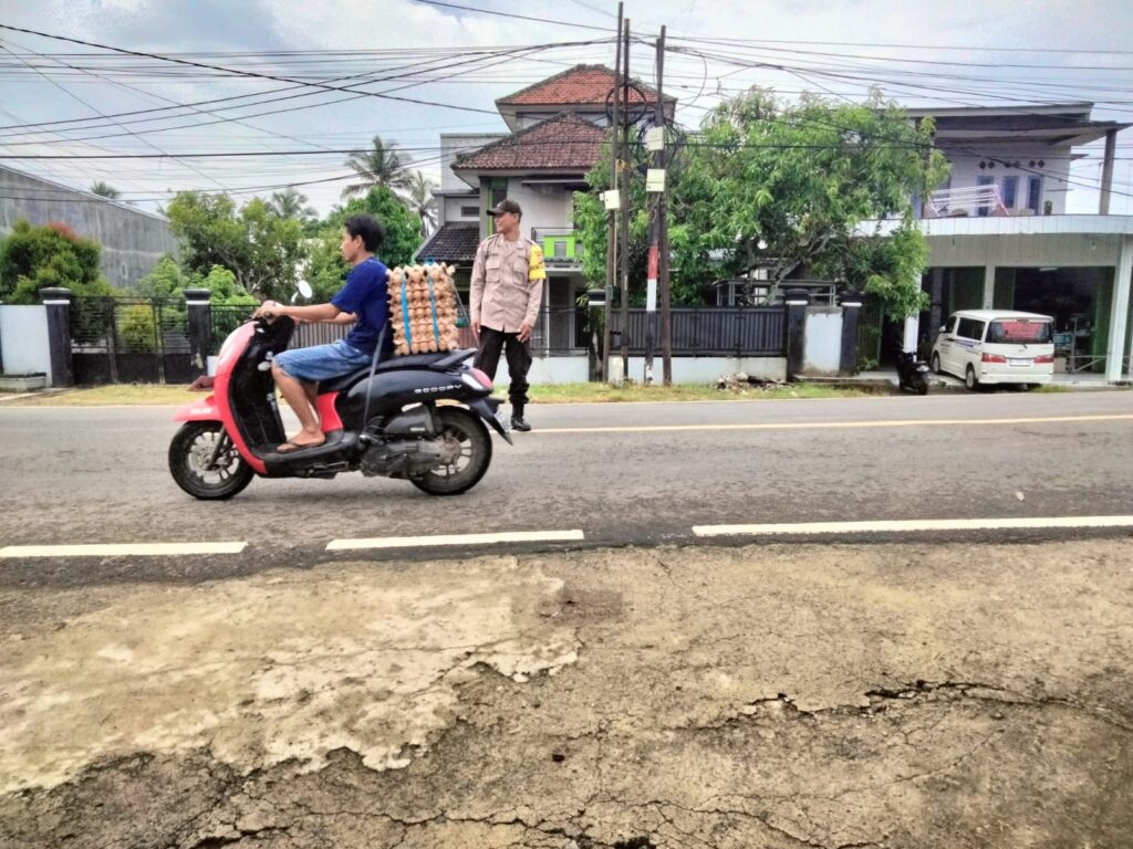 Polsek Cikeusik Laksanakan Gatur Lalu Lintas untuk Wujudkan Kamtibcar Lantas yang Aman dan Kondusif 4 WhatsApp Image 2024 05 14 at 18.14.06