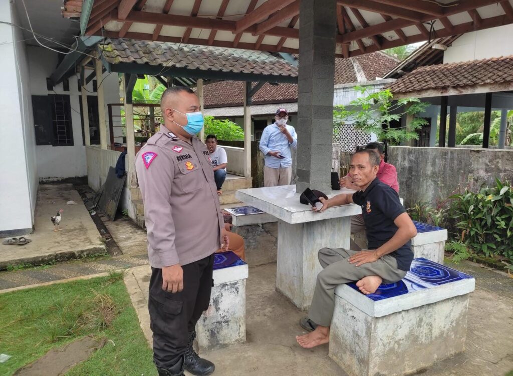 Polsek Cibaliung Polres Pandeglang Laksanakan Sambang Warga untuk Jaga Kamtibmas 5 WhatsApp Image 2024 05 14 at 20.20.39