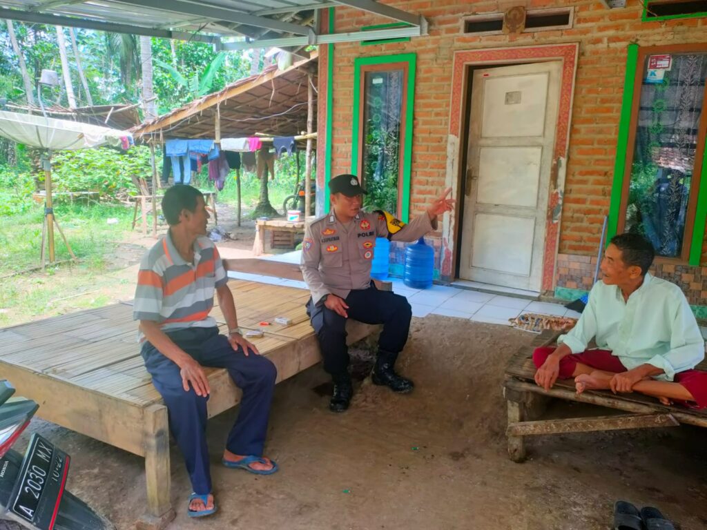 Bhabinkamtibmas Polsek Munjul Lakukan Sambang Masyarakat Desa untuk Jaga Sitkamtibmas Kondusif 6 WhatsApp Image 2024 05 14 at 20.26.19
