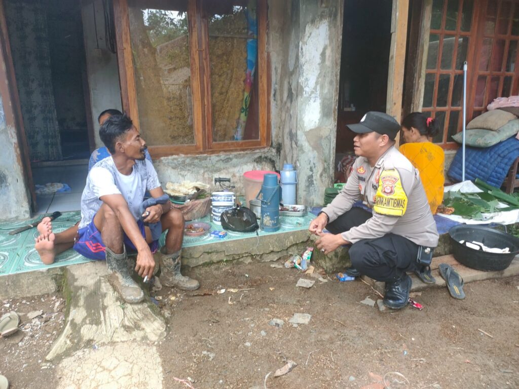 Bhabinkamtibmas Polsek Munjul Jaga Sitkamtibmas Kondusif Lewat Sambang Masyarakat Desa 7 WhatsApp Image 2024 05 14 at 20.26.34