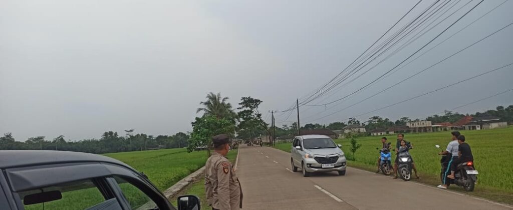 Personil Polsek Munjul Laksanakan Pengaturan Lalu Lintas untuk Antisipasi Kemacetan dan Kecelakaan 8 WhatsApp Image 2024 05 14 at 20.27.26