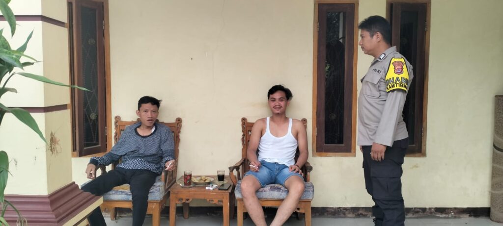 Bhabinkamtibmas Polsek Cadasari Jalin Kemitraan dengan Masyarakat Melalui Kunjungan Rutin 4 WhatsApp Image 2024 05 16 at 15.38.04