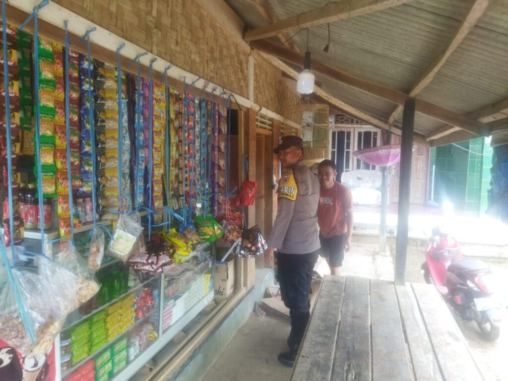 Bhabinkamtibmas Polsek Cimanggu Sambangi Desa Binaan, Himbau Warga untuk Selalu Waspada dan Jaga Kesehatan 6 WhatsApp Image 2024 05 16 at 20.41.08
