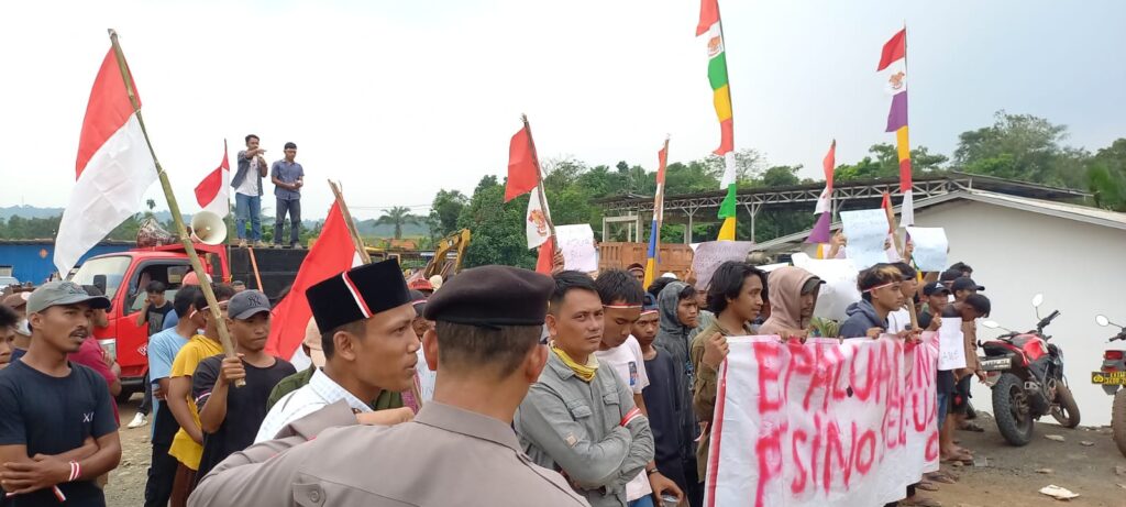 Polsek Bojong Polres Pandeglang Melaksanakan Pengamanan Kegiatan Aksi Unjuk Rasa oleh Serikat Rakyat Pandeglang (SRP) ke Kantor PT. Sino Road and Bridge 10 WhatsApp Image 2024 05 17 at 17.36.47
