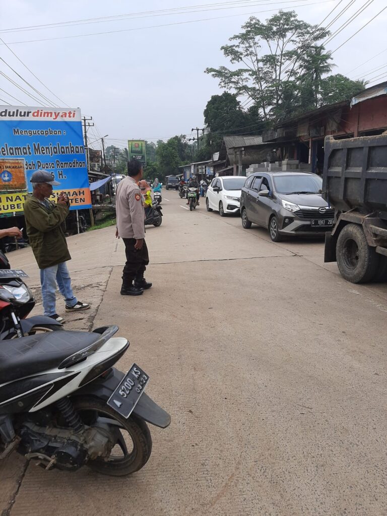 Polsek Bojong Polres Pandeglang Menggelar Pengaturan Lalulintas pada Akhir Pekan 2 WhatsApp Image 2024 05 18 at 07.20.23