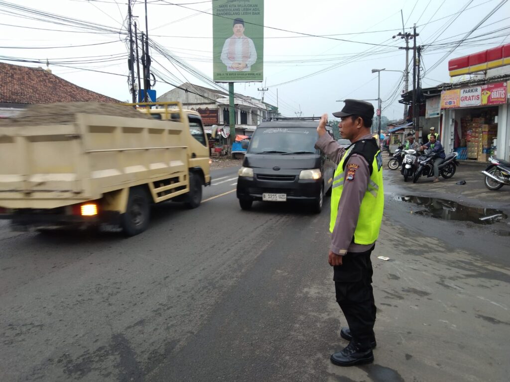 Polsek Cadasari Berjaga di Depan Pasar, Atur Lalu Lintas Sore Hari untuk Kenyamanan Pengguna Jalan 7 WhatsApp Image 2024 05 18 at 17.11.11