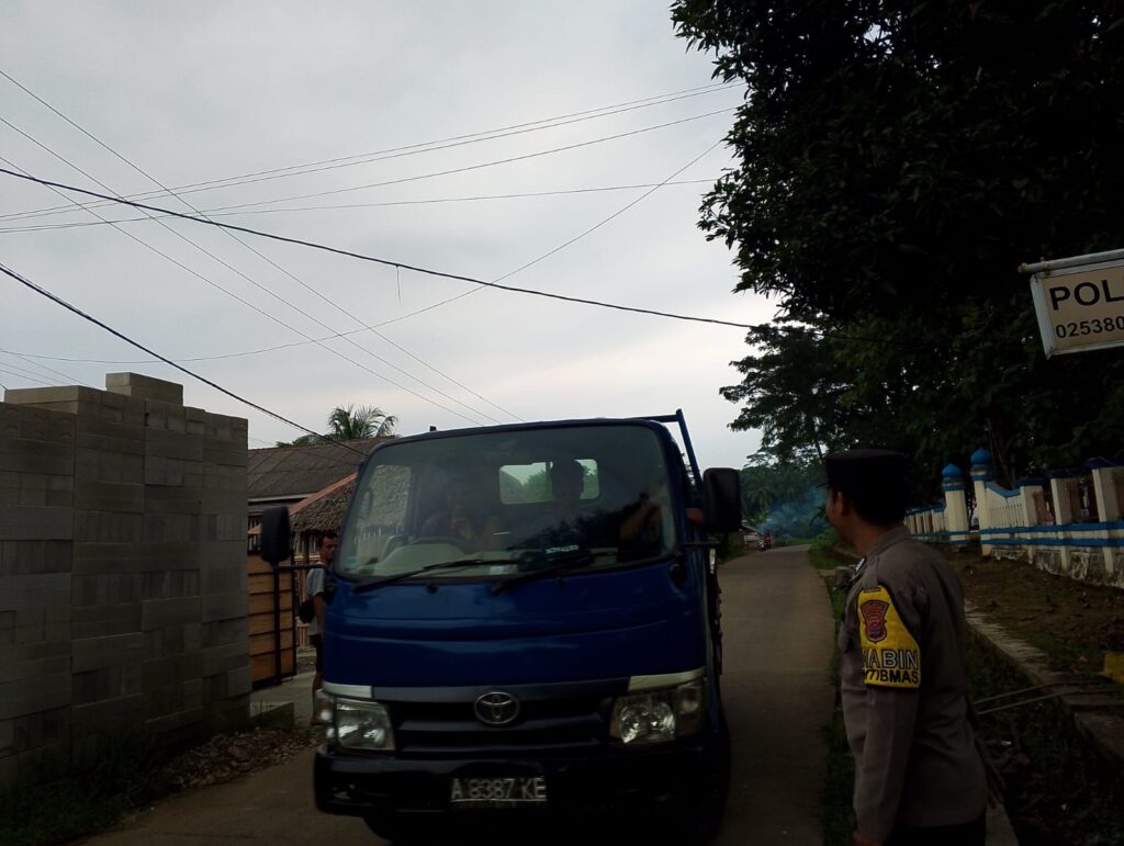 Polsek Cikedal Polres Pandeglang Menggelar Kegiatan Strong Point Rutin Ciptakan Kondusifitas 9 WhatsApp Image 2024 05 18 at 18.19.48