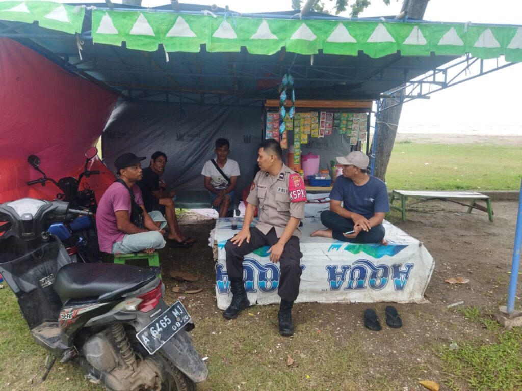 Polsek Pagelaran Pantau Keamanan di Pantai Karoeng Desa Margagiri 1 WhatsApp Image 2024 05 22 at 21.55.38