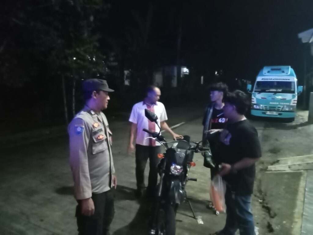 Polsek Jiput Polres Pandeglang Polda Banten Lakukan Patroli KRYD untuk Menciptakan Situasi Aman dan Kondusif 4 WhatsApp Image 2024 05 22 at 22.18.43