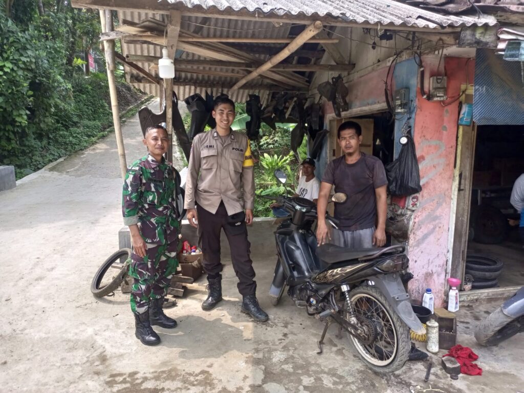 Bhabinkamtibmas Polsek Cimanuk Lakukan Kegiatan Sambang di Desa Sekong, Kecamatan Cimanuk Pandeglang 5 WhatsApp Image 2024 05 22 at 23.24.43
