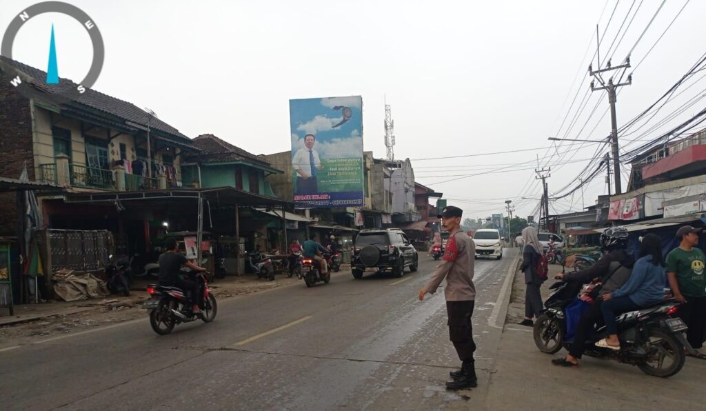 Polsek Cimanuk Berikan Pengaturan Lalu Lintas untuk Mengurangi Kemacetan dan Meningkatkan Kenyamanan Pengguna Jalan 6 WhatsApp Image 2024 05 22 at 23.34.29