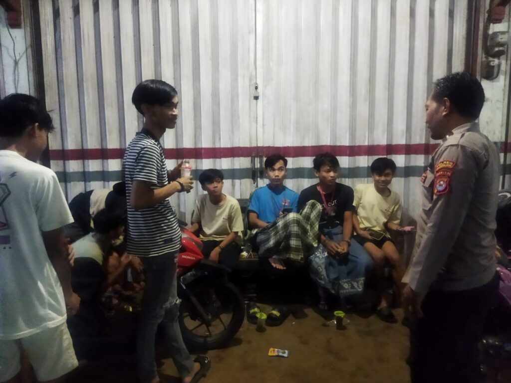 Petugas Piket Polsek Cimanggu Berikan Himbauan kepada Remaja untuk Cegah Gangguan Kamtibmas 9 WhatsApp Image 2024 05 23 at 00.24.36