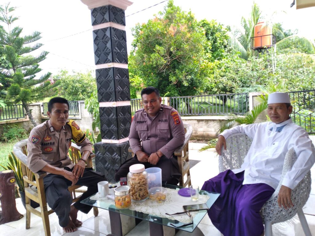 Kanit Binmas Polsek Panimbang Sowan kepada Sesepuh Agama di Desa Tanjung Jaya 10 WhatsApp Image 2024 05 23 at 00.40.36