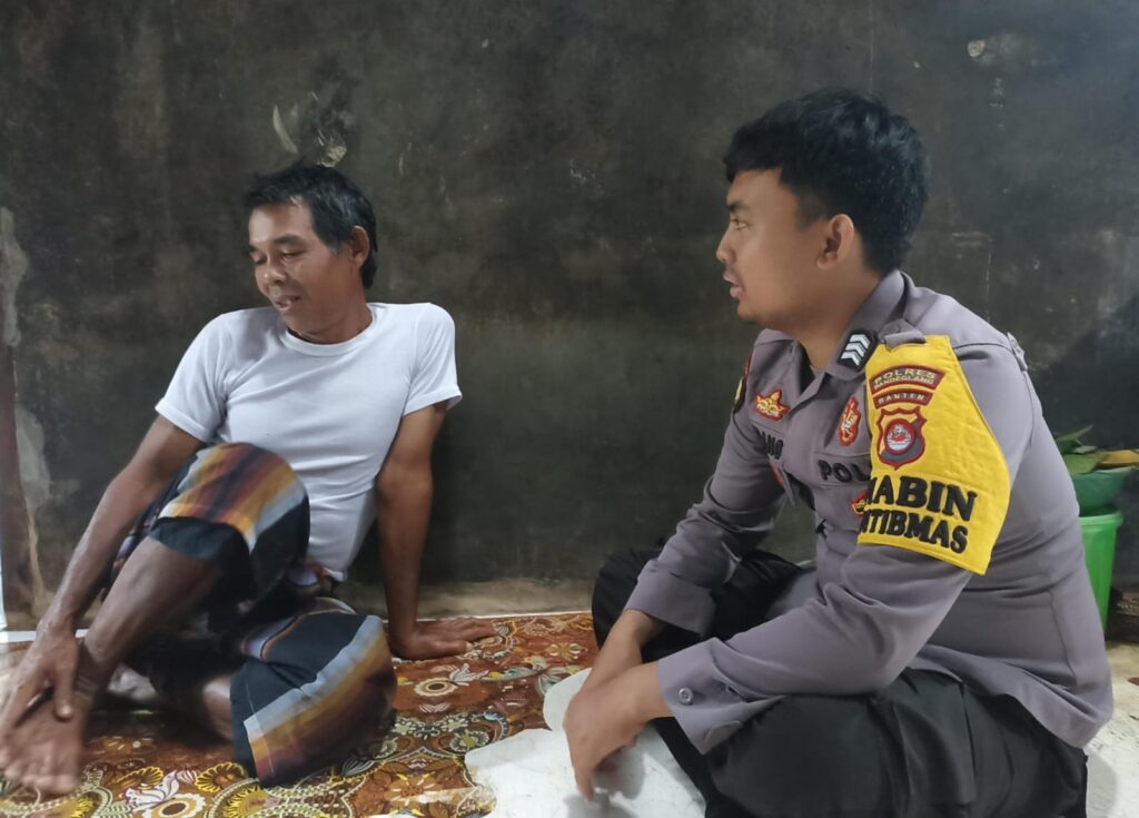 Bhabinkamtibmas Polsek Cimanuk Polres Pandeglang Sambangi Rumah Ketua RT untuk Jalin Kerjasama Kamtibmas 1 WhatsApp Image 2024 05 23 at 22.01.39