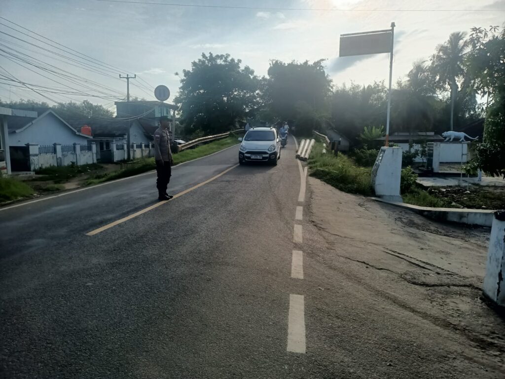Brigadir Havit Prabowo Melaksanakan Pengaturan Lalu Lintas di Depan Mako Polsek Cikeusik 5 WhatsApp Image 2024 05 23 at 22.05.01