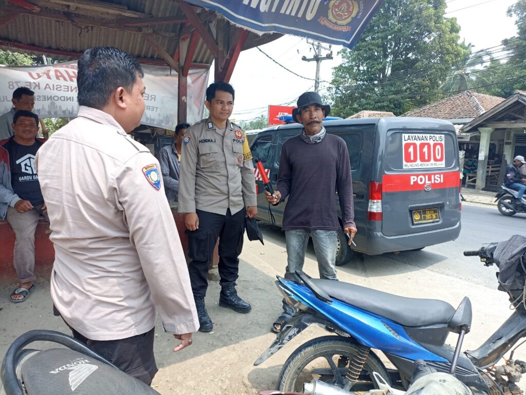 Bhabinkamtibmas Polsek Saketi Polres Pandeglang Berikan Himbauan Tentang Tata Tertib Lalu Lintas 6 WhatsApp Image 2024 05 23 at 22.05.10