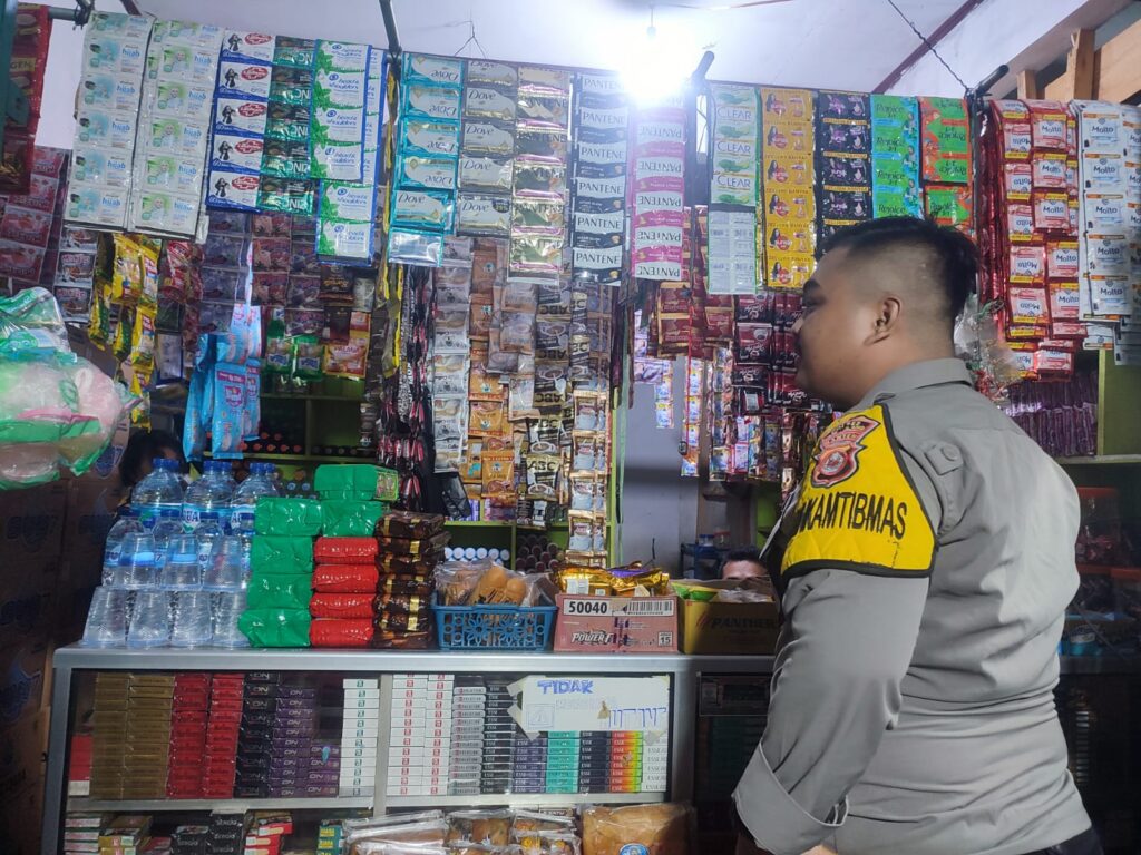 Bhabinkamtibmas Polsek Angsana Polres Pandeglang Laksanakan Patroli Dialogis Pertokoan 3 WhatsApp Image 2024 05 24 at 16.18.45