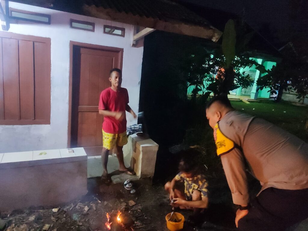 Dekatkan Diri Dengan Masyarakat, Bhabinkamtibmas Polsek Angsana Polres Pandeglang Laksanakan Sambang di Desa Angsana 5 WhatsApp Image 2024 05 24 at 16.24.53