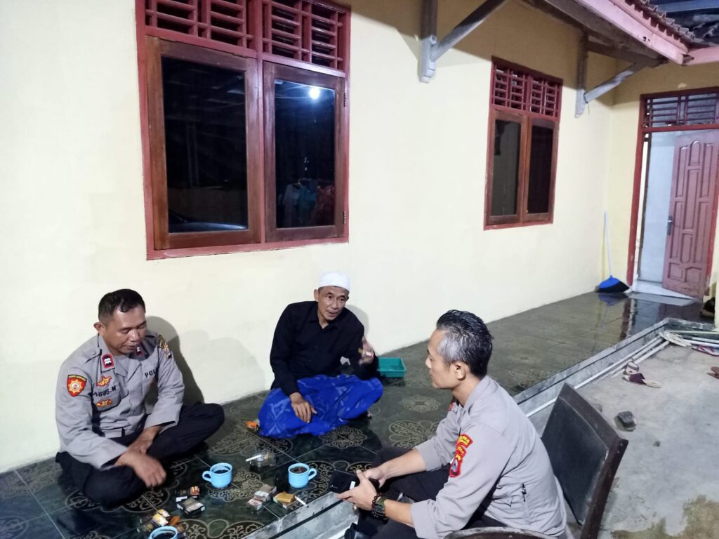 Kunjungan Bhabinkamtibmas Polsek Cadasari Bentuk Sinergi dalam Menjaga Keamanan Desa 2 WhatsApp Image 2024 05 25 at 01.10.09