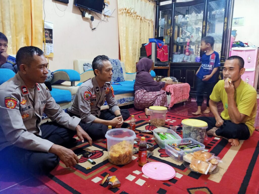 Patroli Polsek Cadasari Tingkatkan Keamanan dengan Sambangi Rumah Warga 3 WhatsApp Image 2024 05 25 at 01.15.34