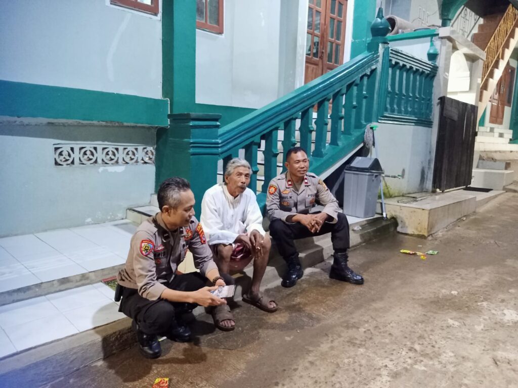 Patroli Polsek Cadasari Menyapa Warga, Tingkatkan Keamanan dan Kebersamaan 4 WhatsApp Image 2024 05 25 at 01.21.21