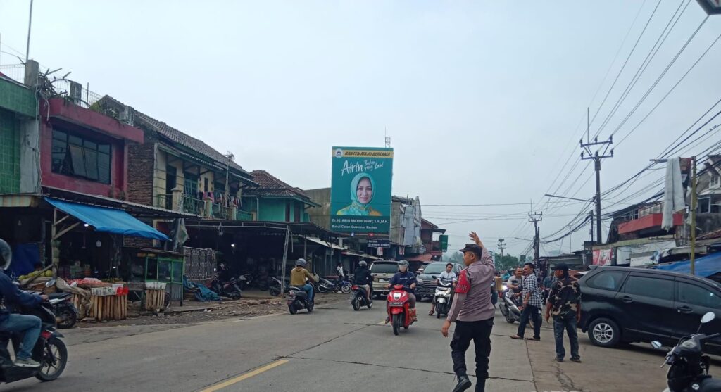 Polsek Cimanuk Polres Pandeglang Melaksanakan Pengaturan Lalu Lintas di Jalan Raya Labuan-Pandeglang untuk Kurangi Kemacetan 6 WhatsApp Image 2024 05 25 at 01.34.39