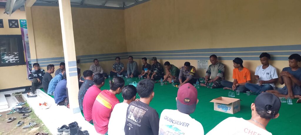 Kapolsek Picung Hadiri Audiensi Masyarakat dengan PT AFI di Desa Bungurcopong 2 WhatsApp Image 2024 05 26 at 04.17.56