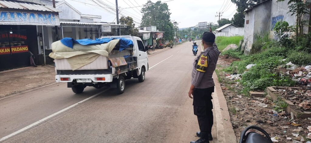 Polsek Picung Gelar Strong Point dan Pengaturan Lalu Lintas untuk Kelancaran Arus di Jalan Raya Saketi - Malingping 3 WhatsApp Image 2024 05 26 at 04.18.38