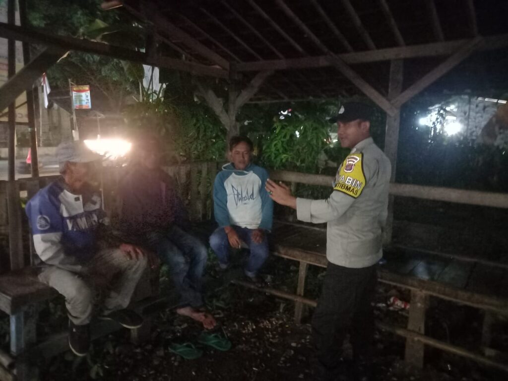 Antisipasi Kejahatan Jalanan: Polsek Carita Melaksanakan Patroli Malam 8 WhatsApp Image 2024 05 26 at 07.16.00