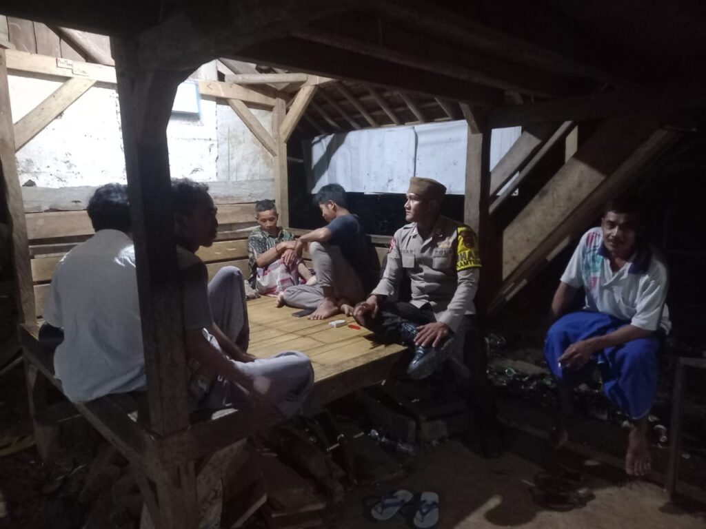 Anggota Polsek Carita Melaksanakan Patroli Malam ke Pos Ronda 9 WhatsApp Image 2024 05 26 at 07.20.26