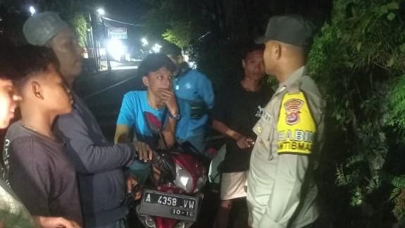 Polsek Carita Melaksanakan Patroli Malam untuk Antisipasi Balap Liar dan Tawuran 10 WhatsApp Image 2024 05 26 at 07.23.14