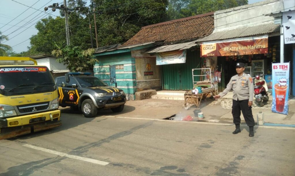Polsek Bojong Polres Pandeglang Gelar Pengaturan Arus Lalu Lintas di Persimpangan Pasar Bojong pada Akhir Pekan 2 WhatsApp Image 2024 05 26 at 09.53.58