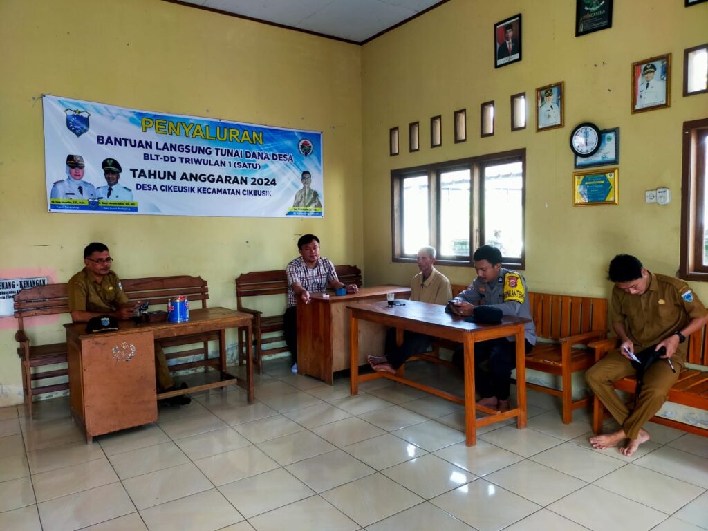 Bhabinkamtibmas Polsek Cikeusik Pantau Penyaluran BLT Dana Desa di Cikeusik 9 WhatsApp Image 2024 05 26 at 19.45.02