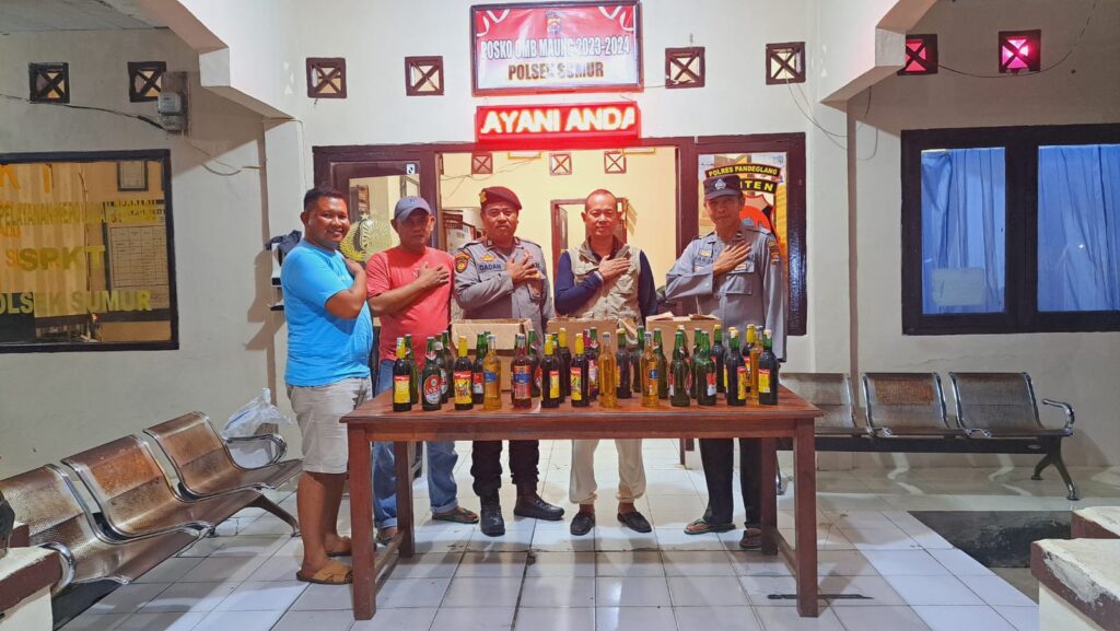 Polsek Sumur Gelar Operasi Pekat, Amankan 33 Botol Miras 3 WhatsApp Image 2024 05 27 at 08.26.43