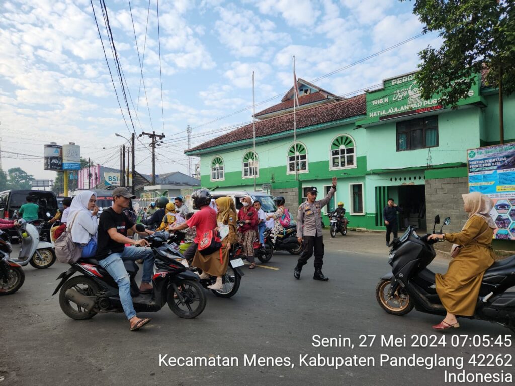 Kasihumas Polsek Menes Lakukan Pengaturan Lalu Lintas di Depan Sekolah Mathla'ul Anwar Menes 3 WhatsApp Image 2024 05 27 at 13.19.21