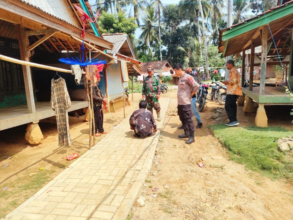 Kanit Binmas Polsek Cibaliung dan Babinsa Pantau Pembangunan Jalan Desa Cikalong 2 WhatsApp Image 2024 05 27 at 13.20.45