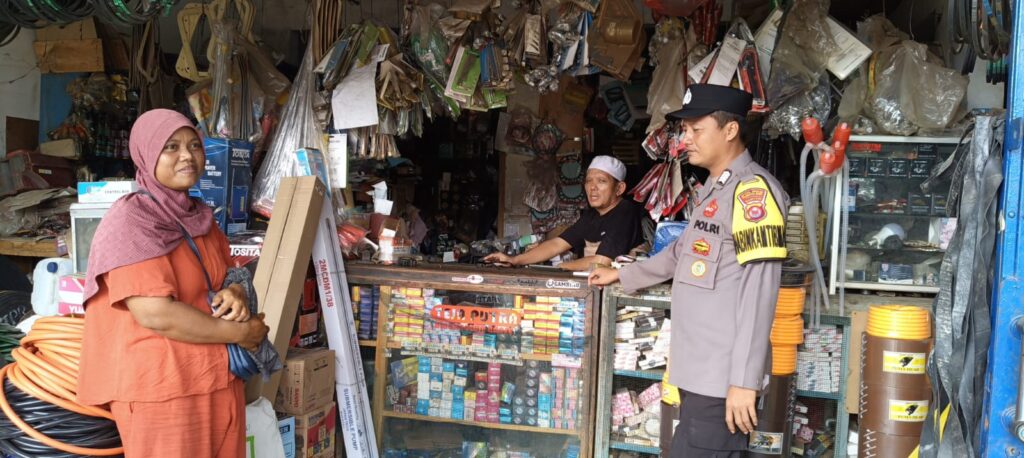 Polsek Cikeusik Jalin Silaturahmi dengan Tokoh Masyarakat dan Pedagang di Desa Cikiruhwetan 1 WhatsApp Image 2024 05 27 at 13.42.20