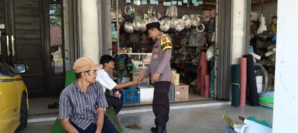 Polsek Cikeusik Gelar Silaturahmi Bhabinkamtibmas dengan Warga Cikiruhwetan 10 WhatsApp Image 2024 05 27 at 13.42.30