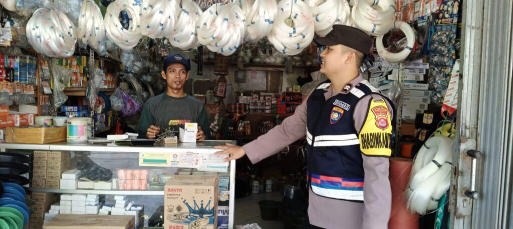 Polsek Cikeusik: Bhabinkamtibmas Sambangi Pedagang Desa Nanggala 8 WhatsApp Image 2024 05 27 at 13.42.48