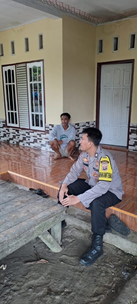 Bhabinkamtibmas Polsek Cikeusik Gelar Sambang di Desa Binaan 6 WhatsApp Image 2024 05 27 at 13.43.09