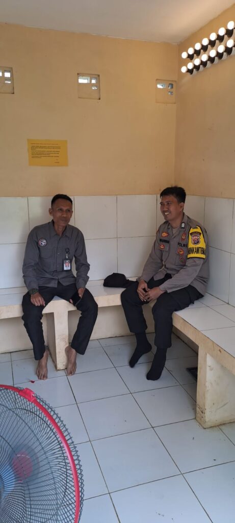 Polsek Cikeusik Pandeglang: Bhabinkamtibmas Sambangi Tokoh Masyarakat di Desa Cikadondong 5 WhatsApp Image 2024 05 27 at 13.43.15