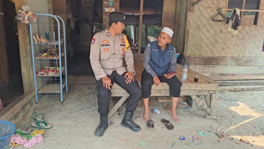 Polsek Cikeusik Pandeglang: Bhabinkamtibmas Sambangi Tokoh Masyarakat di Desa Cikadondong 4 WhatsApp Image 2024 05 27 at 13.43.21