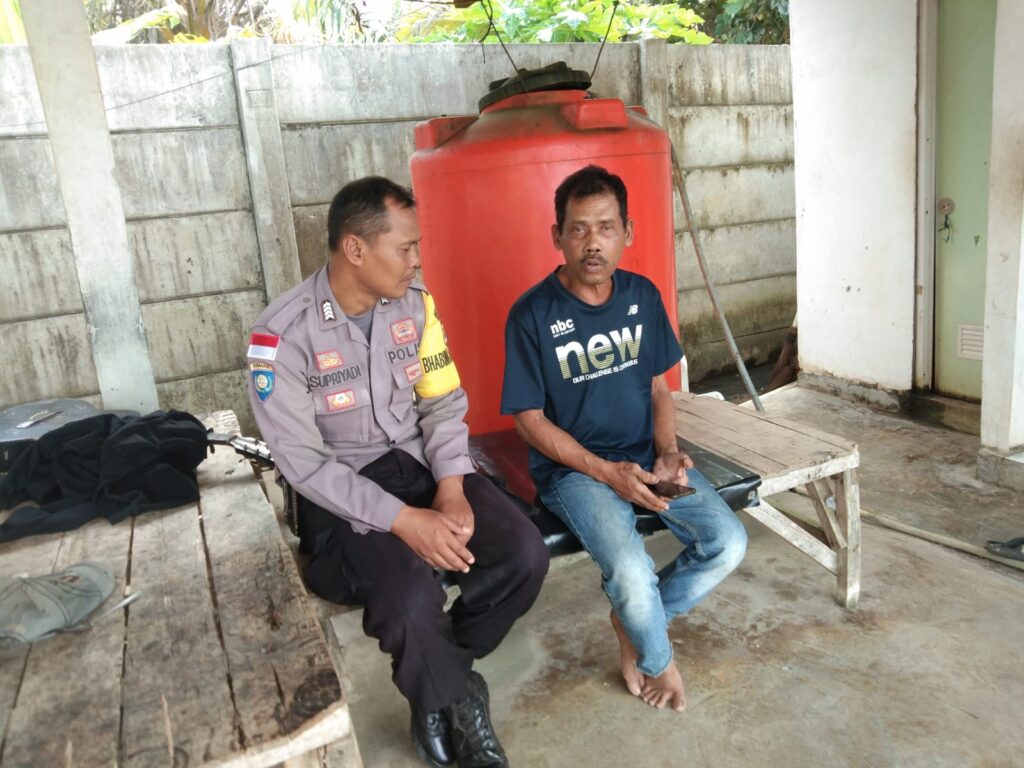 Polsek Cikeusik: Bhabinkamtibmas Bripka Supriyadi Sambangi Warga Desa Sukamulya 3 WhatsApp Image 2024 05 27 at 13.43.31